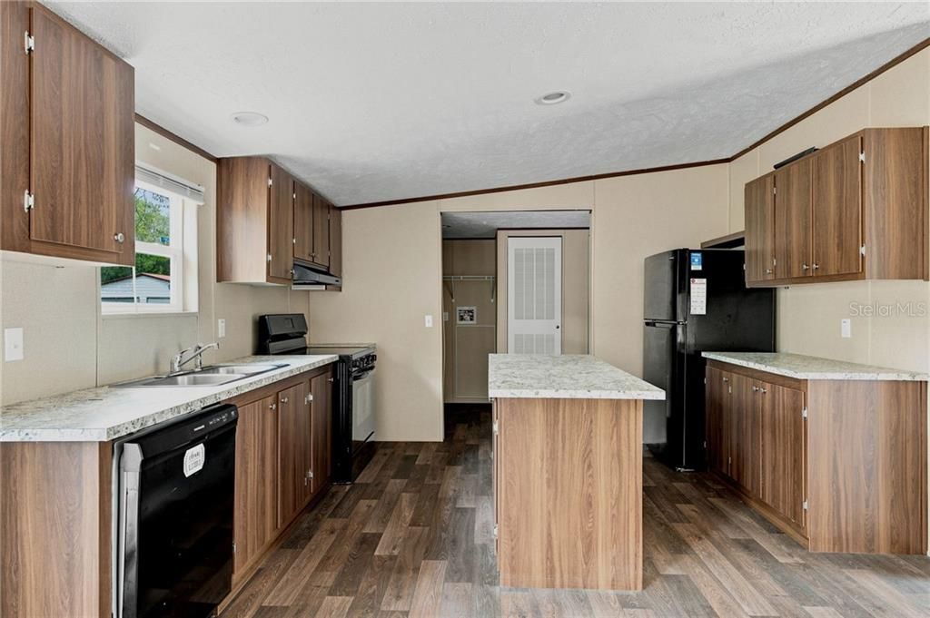 For Sale: $189,900 (3 beds, 2 baths, 1300 Square Feet)