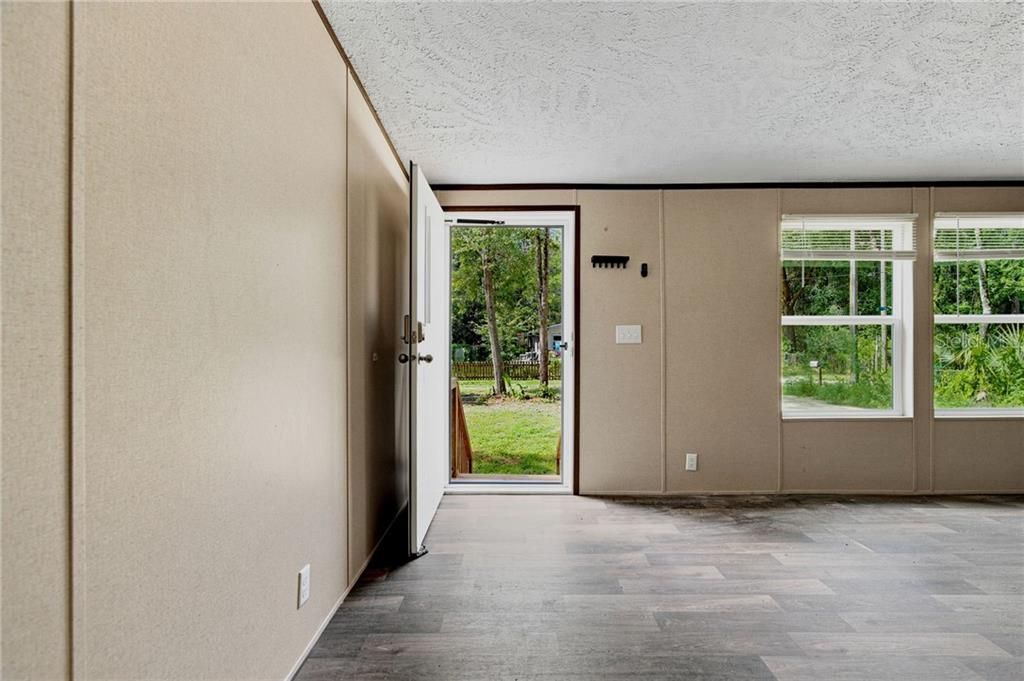 For Sale: $189,900 (3 beds, 2 baths, 1300 Square Feet)