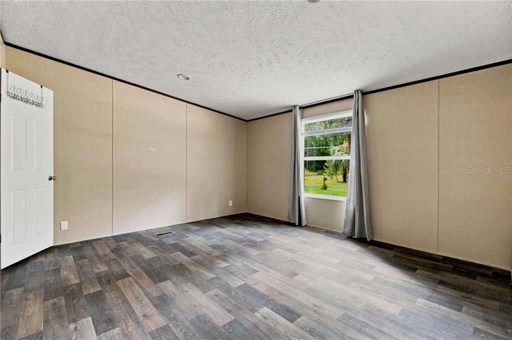 For Sale: $189,900 (3 beds, 2 baths, 1300 Square Feet)