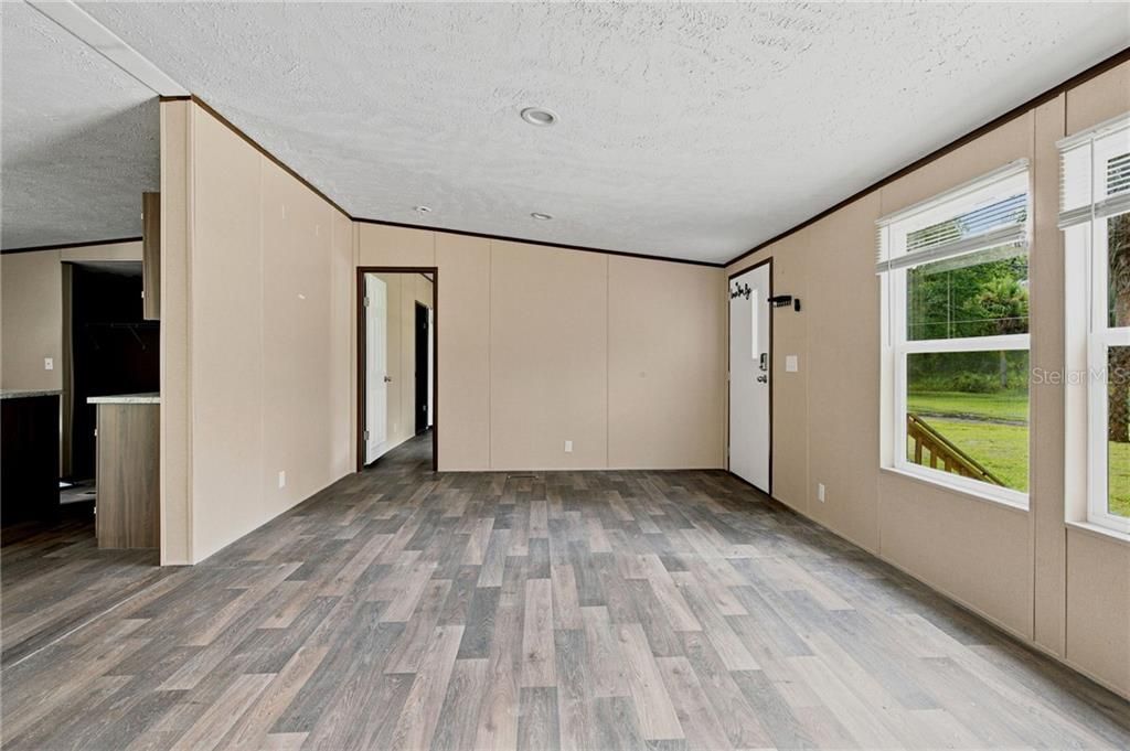 For Sale: $189,900 (3 beds, 2 baths, 1300 Square Feet)