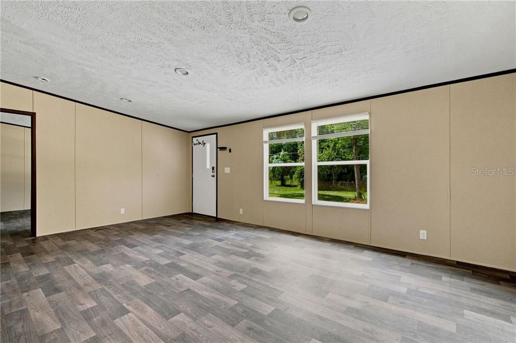 For Sale: $189,900 (3 beds, 2 baths, 1300 Square Feet)