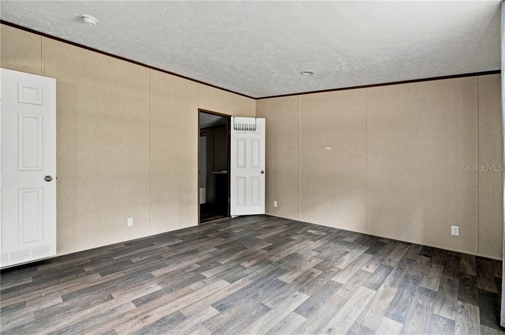 For Sale: $189,900 (3 beds, 2 baths, 1300 Square Feet)