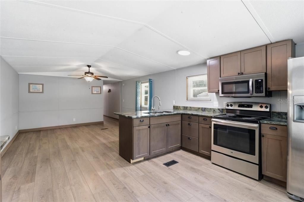 For Sale: $172,500 (2 beds, 1 baths, 934 Square Feet)