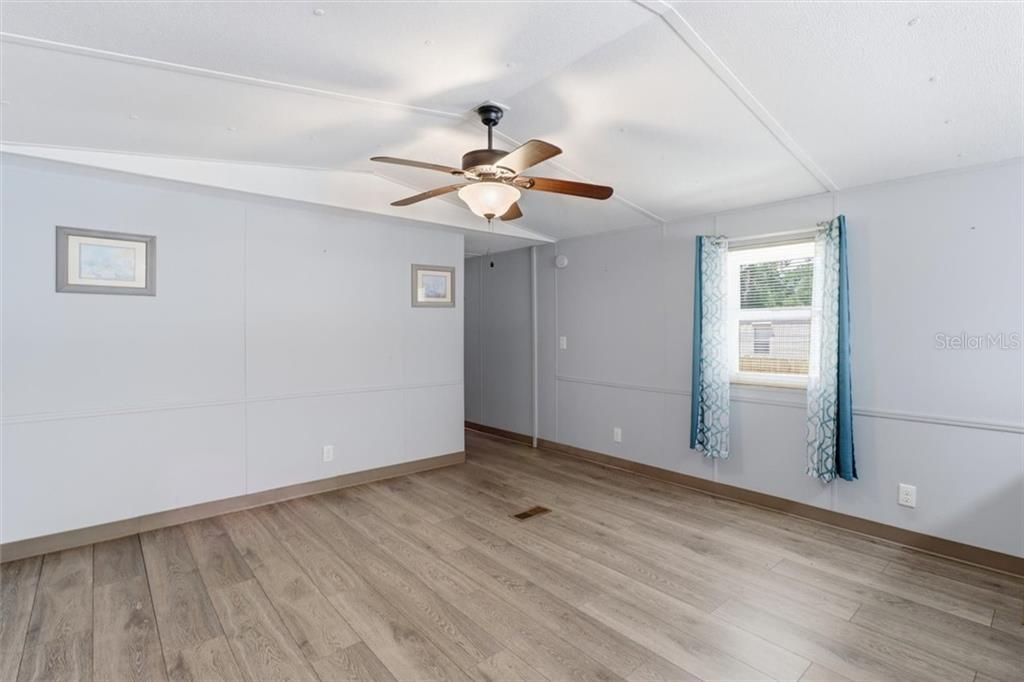 For Sale: $172,500 (2 beds, 1 baths, 934 Square Feet)