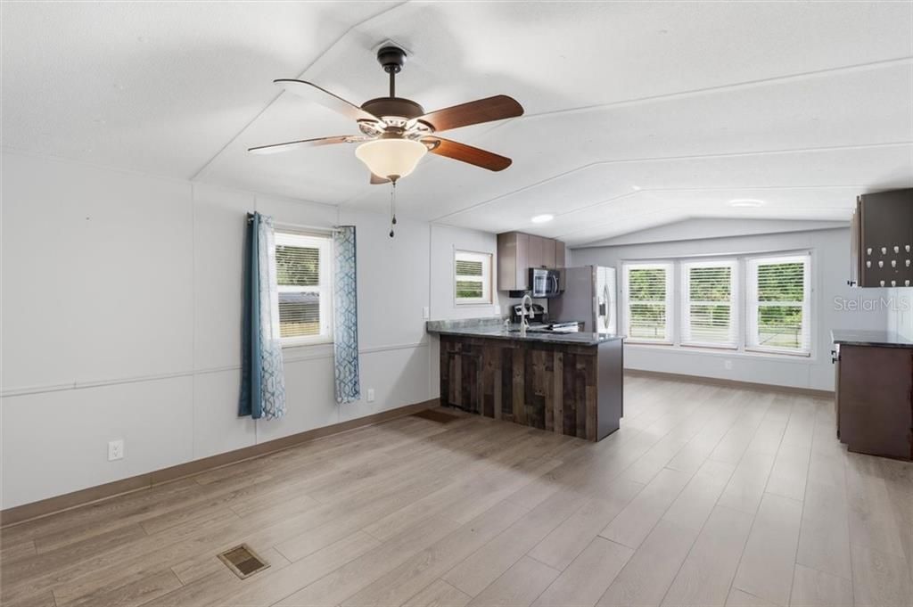 For Sale: $172,500 (2 beds, 1 baths, 934 Square Feet)