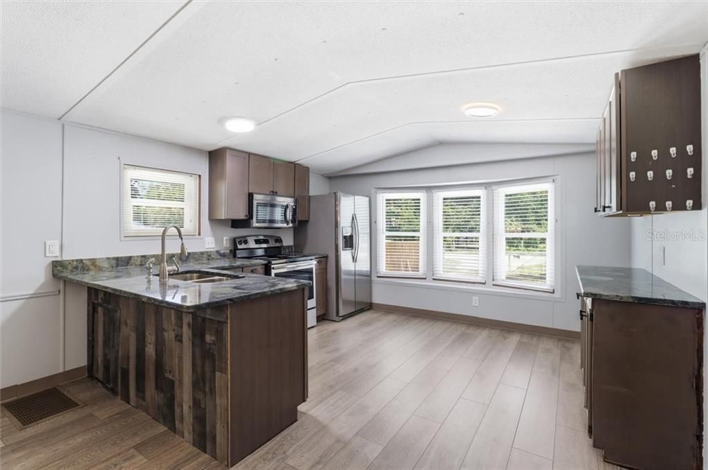 For Sale: $172,500 (2 beds, 1 baths, 934 Square Feet)
