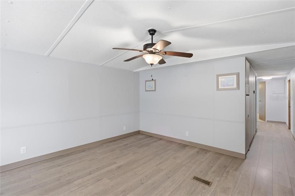 For Sale: $172,500 (2 beds, 1 baths, 934 Square Feet)