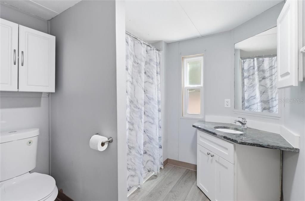 For Sale: $172,500 (2 beds, 1 baths, 934 Square Feet)