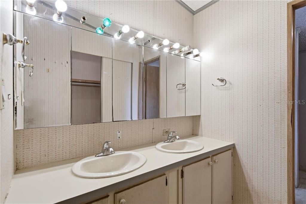 For Sale: $260,000 (3 beds, 2 baths, 1512 Square Feet)