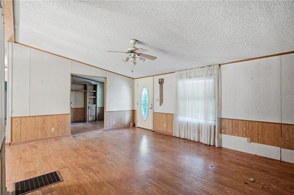 For Sale: $260,000 (3 beds, 2 baths, 1512 Square Feet)