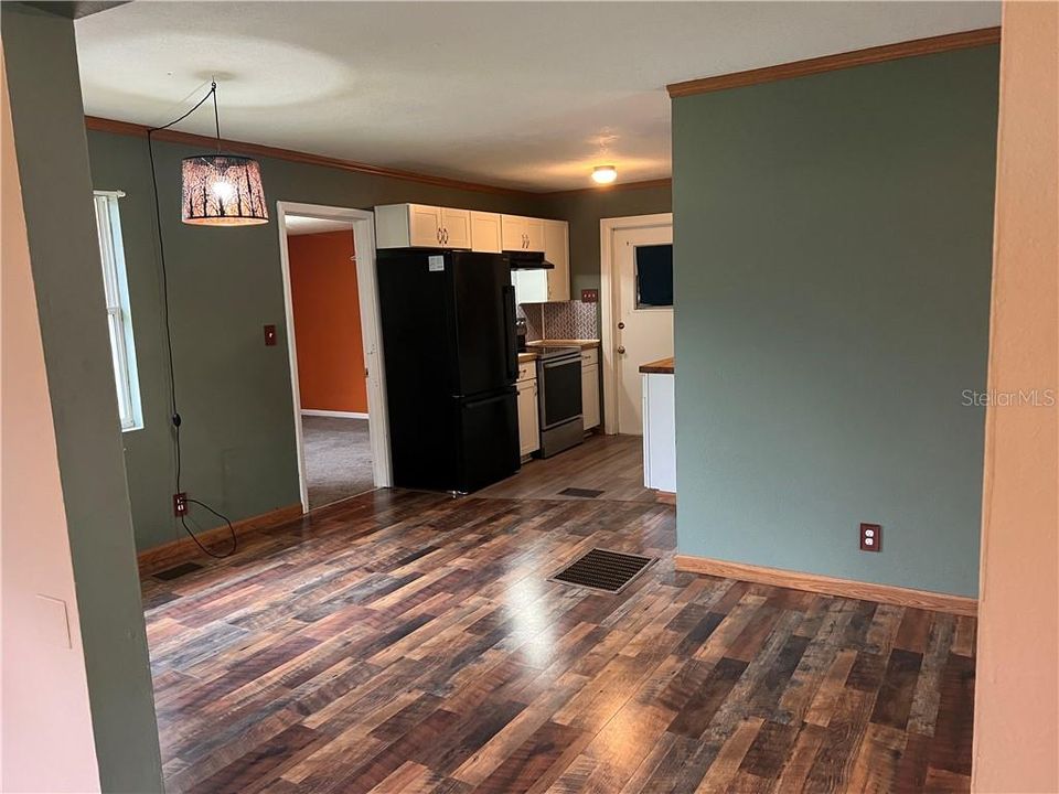 For Sale: $164,900 (2 beds, 1 baths, 686 Square Feet)