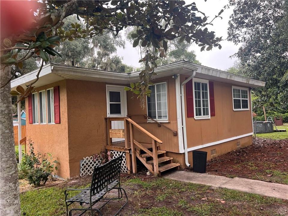 For Sale: $164,900 (2 beds, 1 baths, 686 Square Feet)