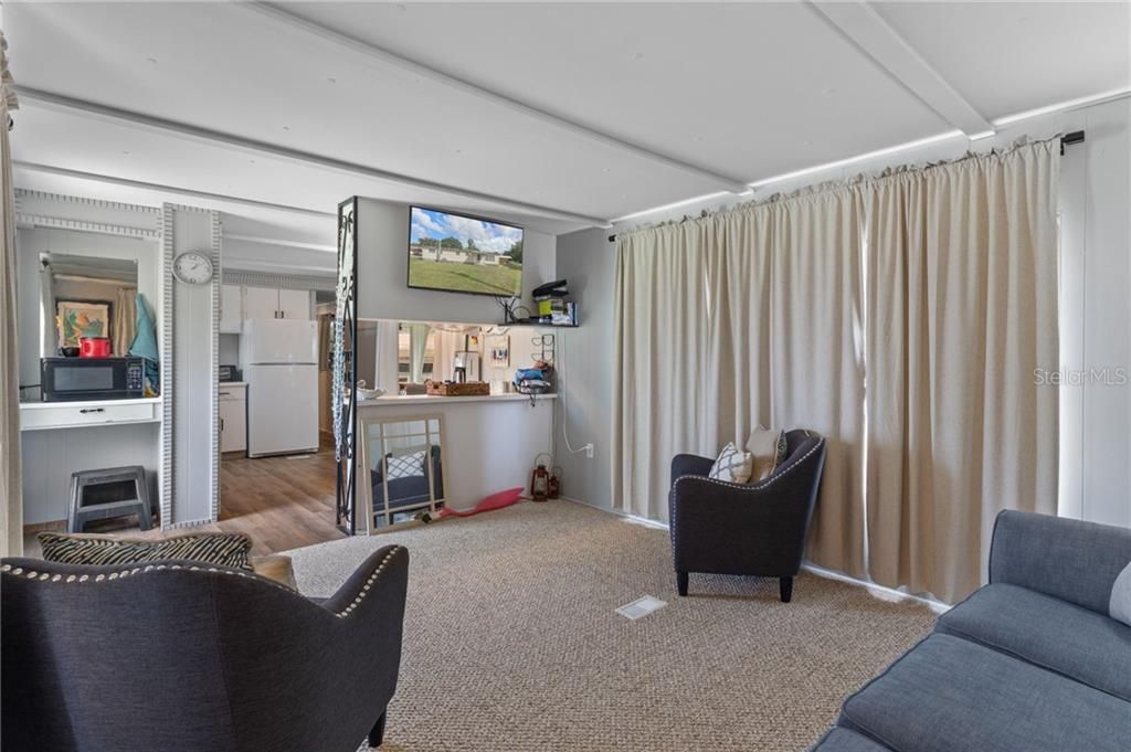 For Sale: $223,000 (2 beds, 1 baths, 972 Square Feet)