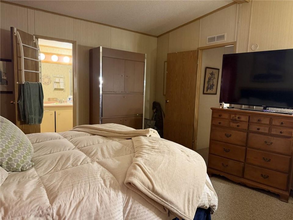 For Sale: $189,900 (2 beds, 2 baths, 1290 Square Feet)