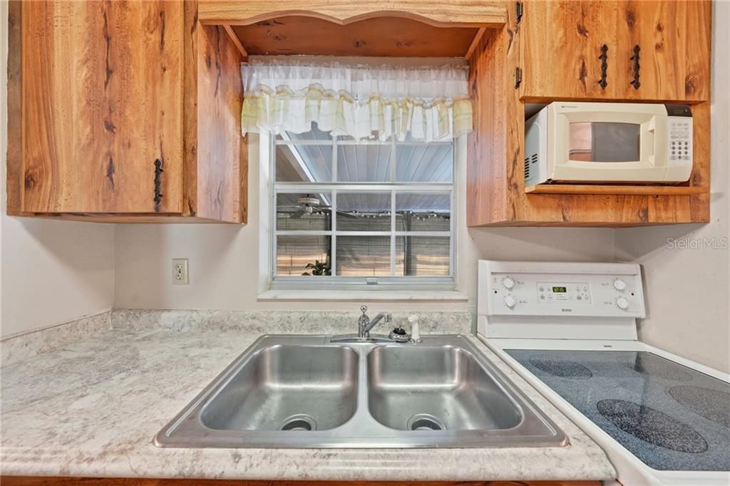 For Sale: $165,000 (2 beds, 1 baths, 943 Square Feet)