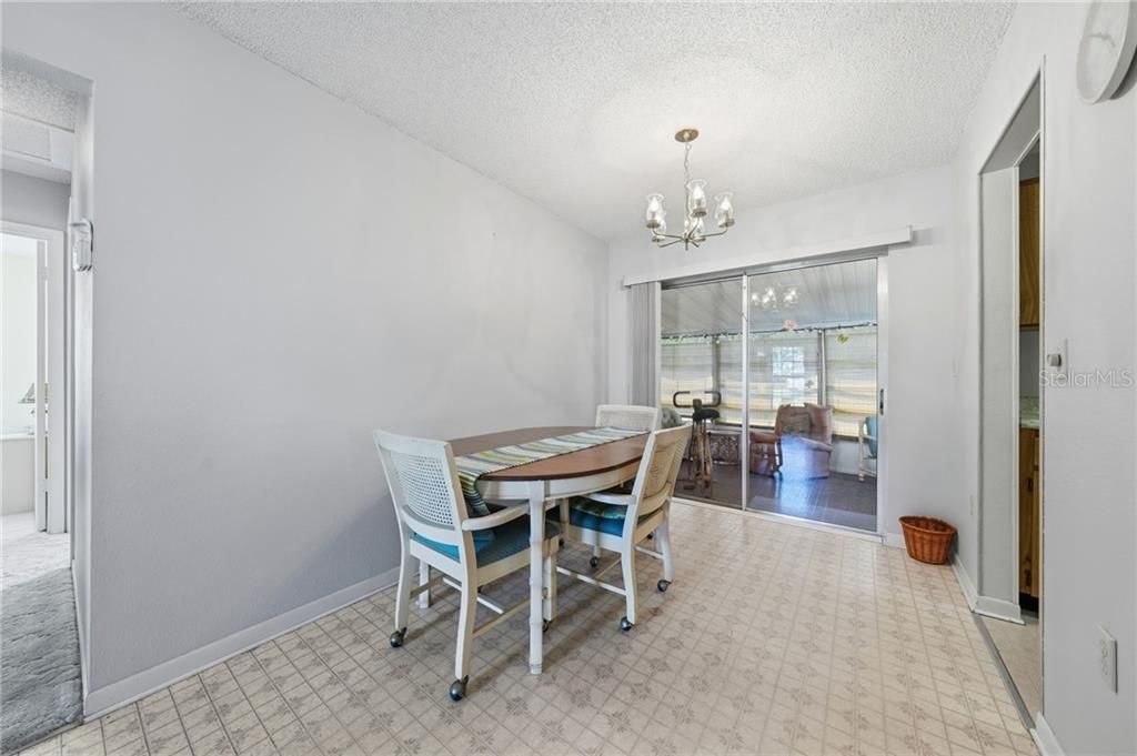 For Sale: $165,000 (2 beds, 1 baths, 943 Square Feet)