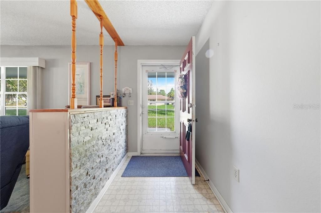For Sale: $165,000 (2 beds, 1 baths, 943 Square Feet)