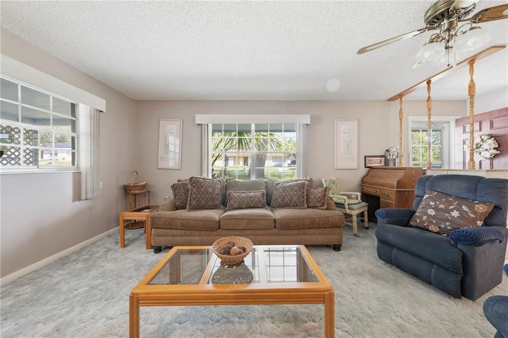 For Sale: $165,000 (2 beds, 1 baths, 943 Square Feet)