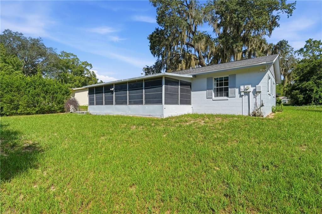 For Sale: $165,000 (2 beds, 1 baths, 943 Square Feet)