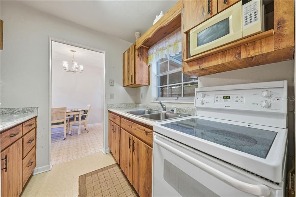 For Sale: $165,000 (2 beds, 1 baths, 943 Square Feet)