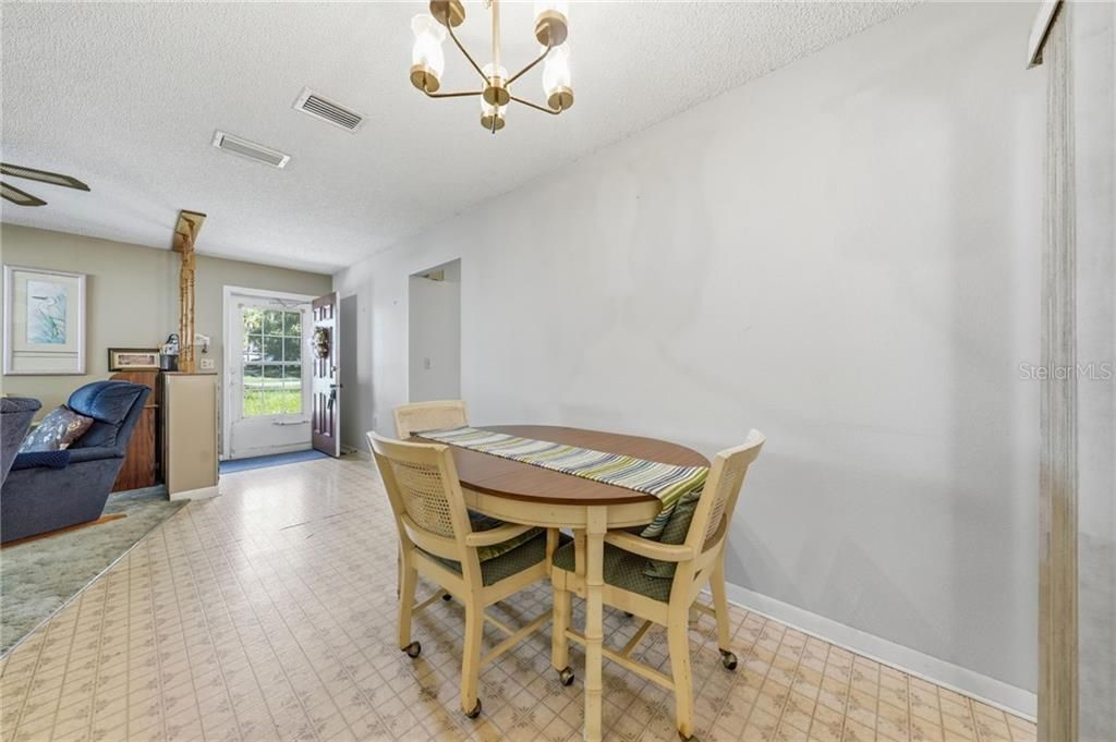 For Sale: $165,000 (2 beds, 1 baths, 943 Square Feet)