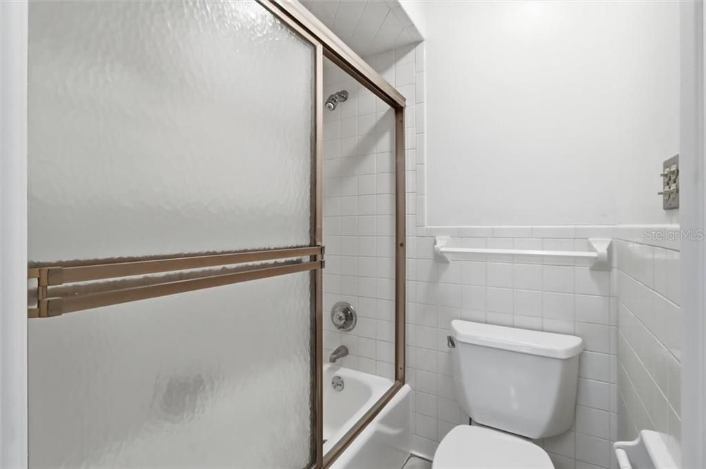 For Sale: $149,999 (2 beds, 2 baths, 1862 Square Feet)