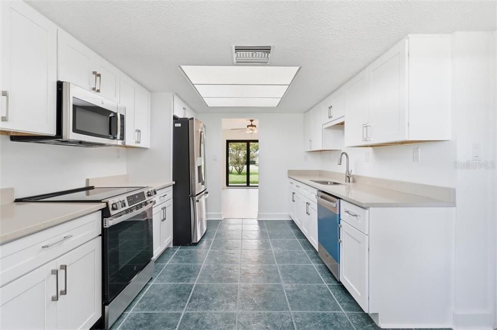 For Sale: $149,999 (2 beds, 2 baths, 1862 Square Feet)