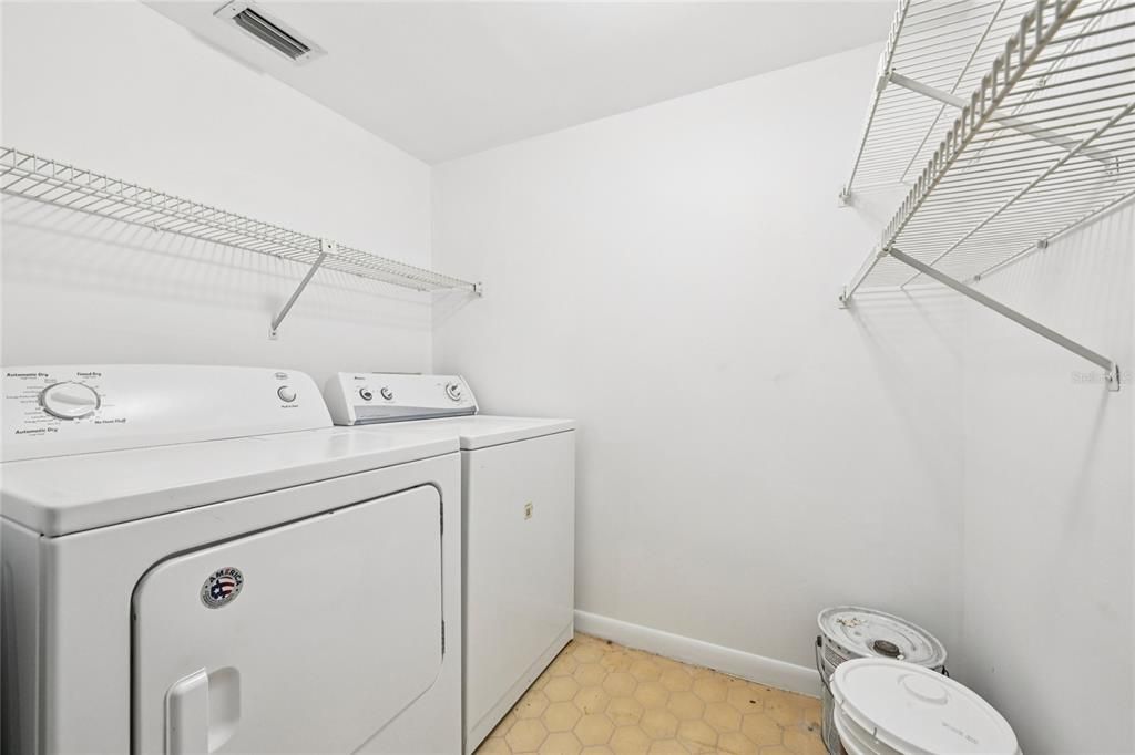 For Sale: $179,000 (2 beds, 2 baths, 1111 Square Feet)