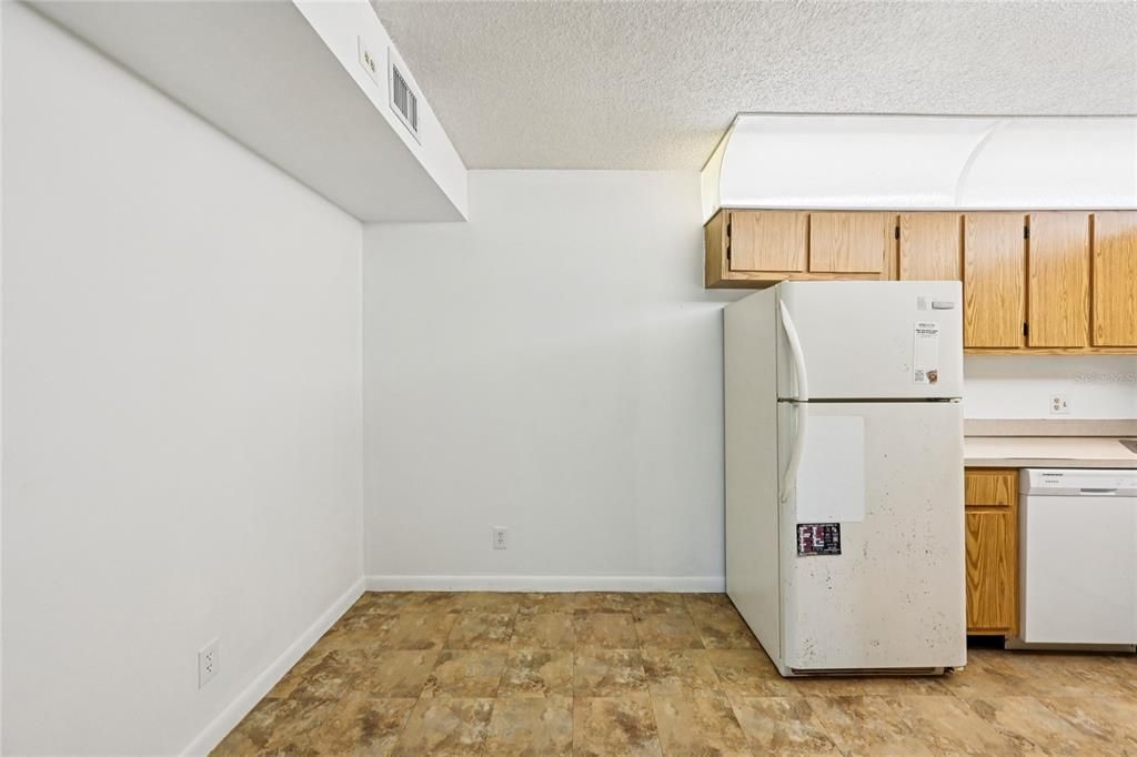 For Sale: $179,000 (2 beds, 2 baths, 1111 Square Feet)