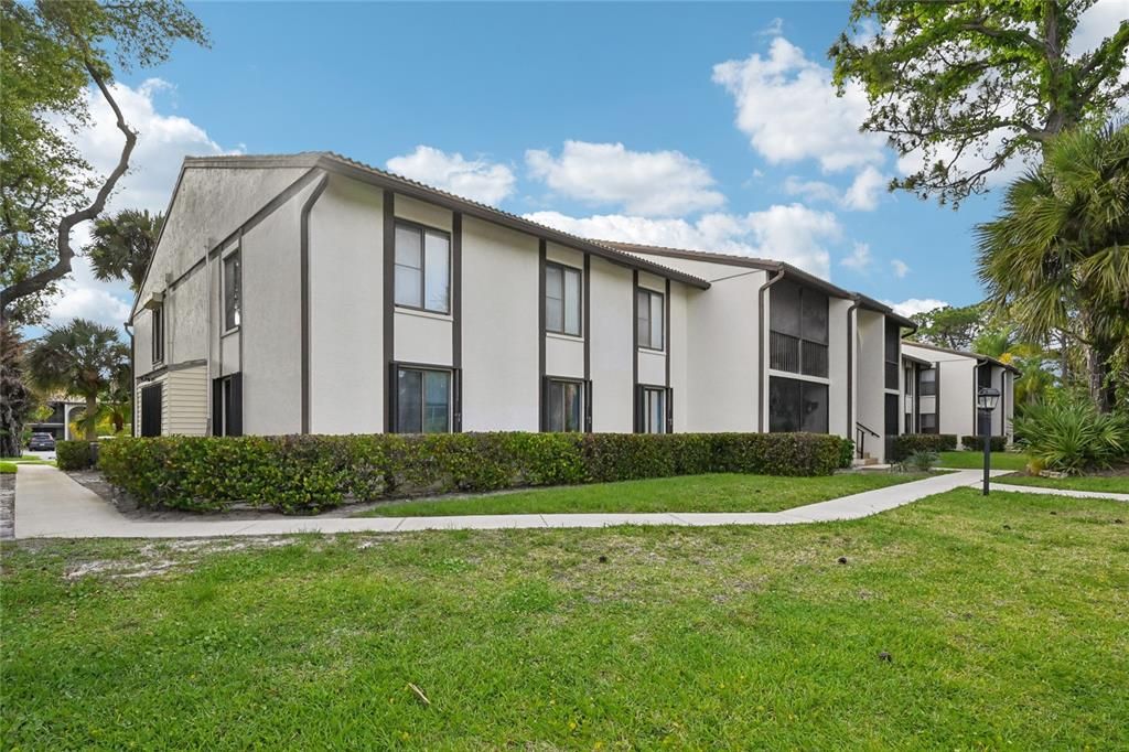 For Sale: $179,000 (2 beds, 2 baths, 1111 Square Feet)