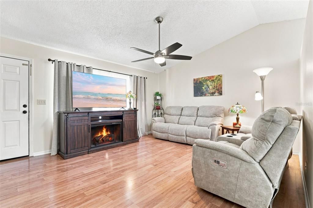 For Sale: $199,900 (2 beds, 2 baths, 1105 Square Feet)
