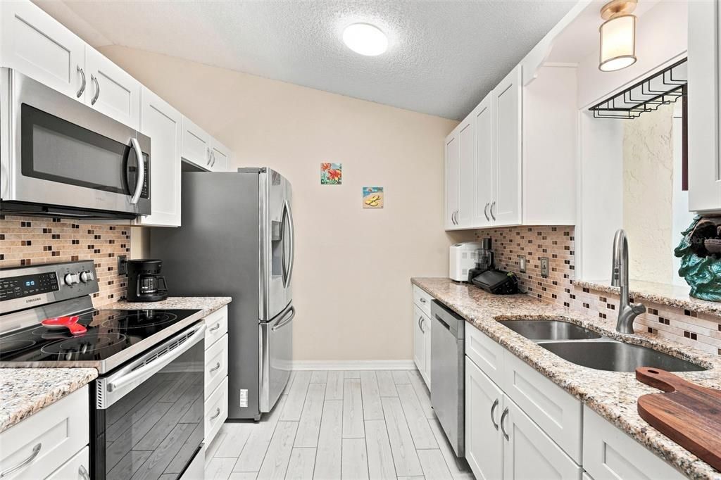 For Sale: $199,900 (2 beds, 2 baths, 1105 Square Feet)