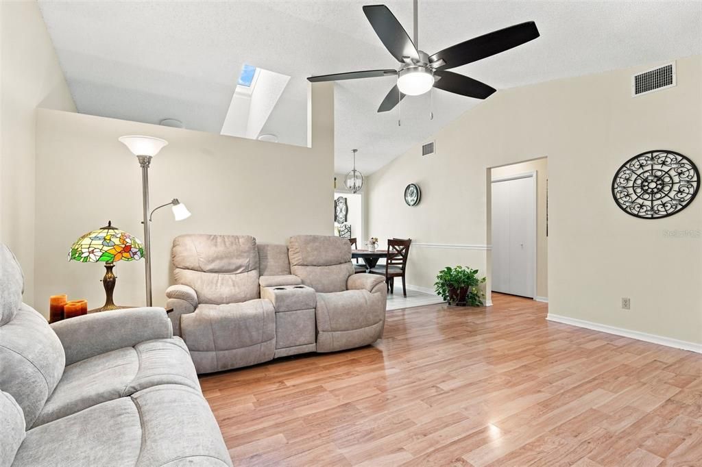 For Sale: $199,900 (2 beds, 2 baths, 1105 Square Feet)