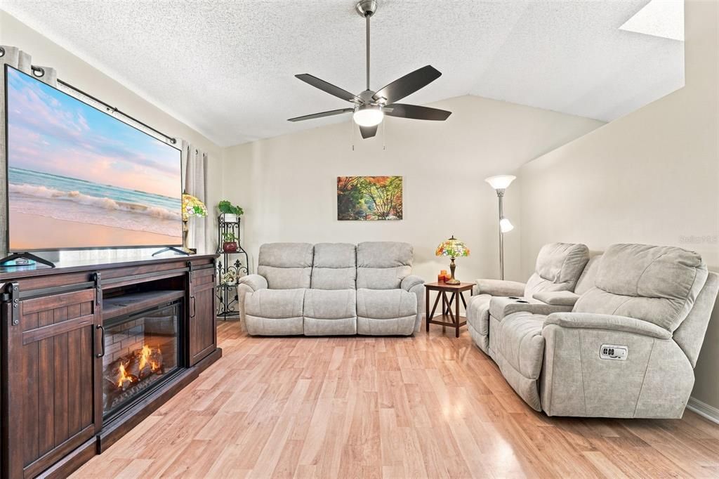 For Sale: $199,900 (2 beds, 2 baths, 1105 Square Feet)
