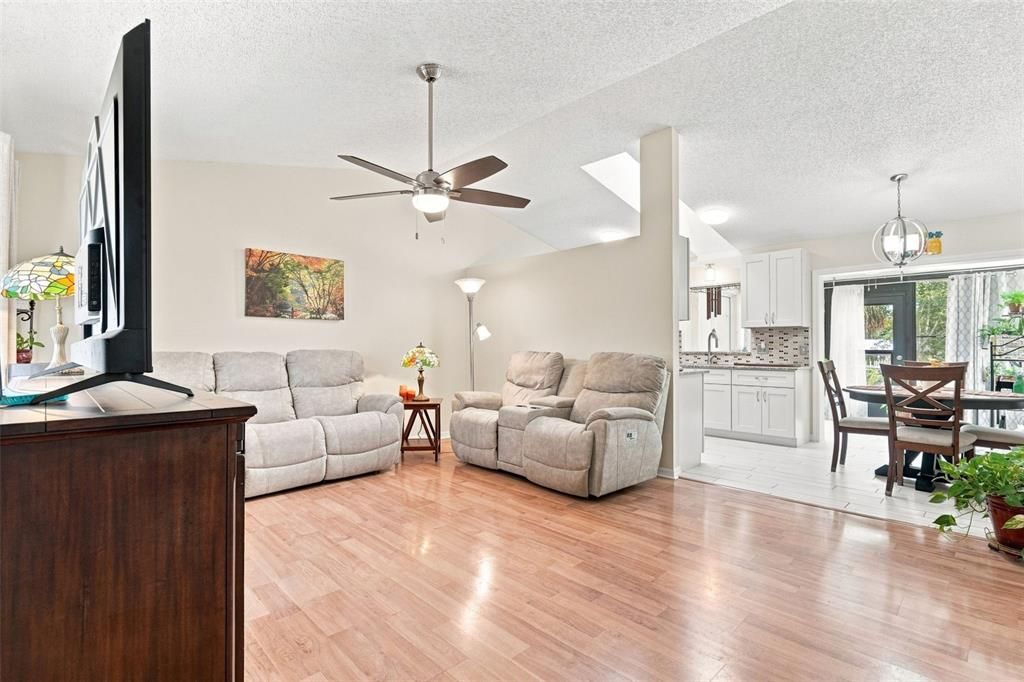 For Sale: $199,900 (2 beds, 2 baths, 1105 Square Feet)