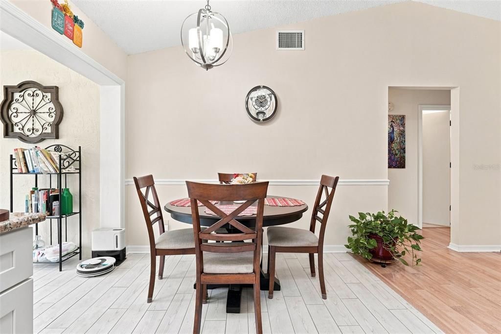For Sale: $199,900 (2 beds, 2 baths, 1105 Square Feet)