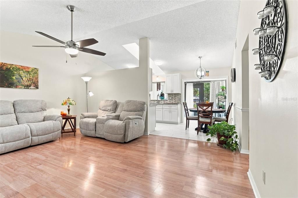 For Sale: $199,900 (2 beds, 2 baths, 1105 Square Feet)