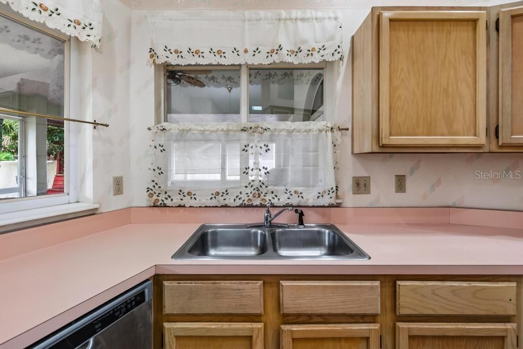 For Sale: $299,900 (3 beds, 2 baths, 2203 Square Feet)
