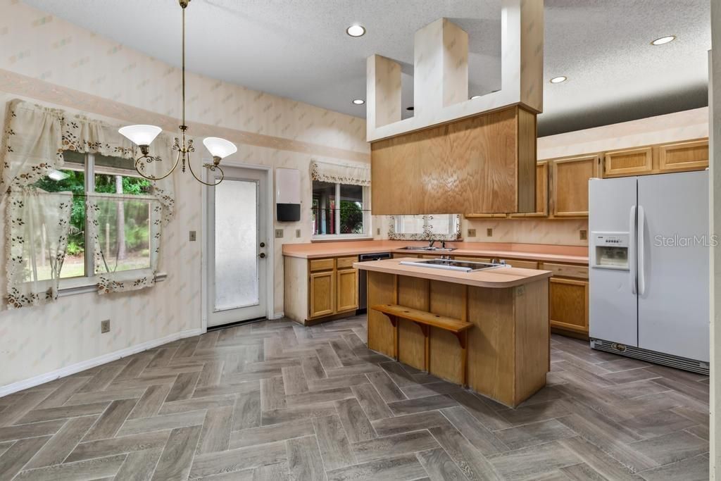 For Sale: $299,900 (3 beds, 2 baths, 2203 Square Feet)