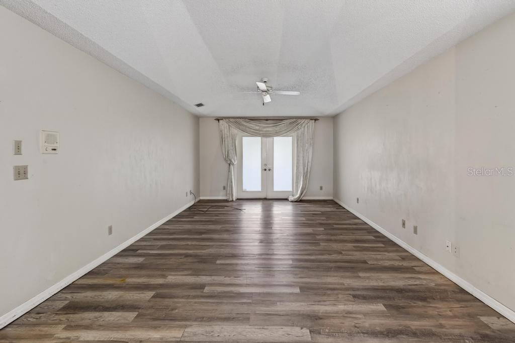 For Sale: $299,900 (3 beds, 2 baths, 2203 Square Feet)