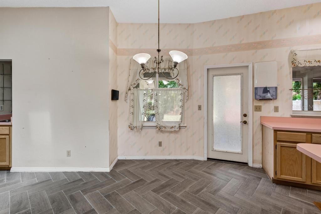 For Sale: $299,900 (3 beds, 2 baths, 2203 Square Feet)