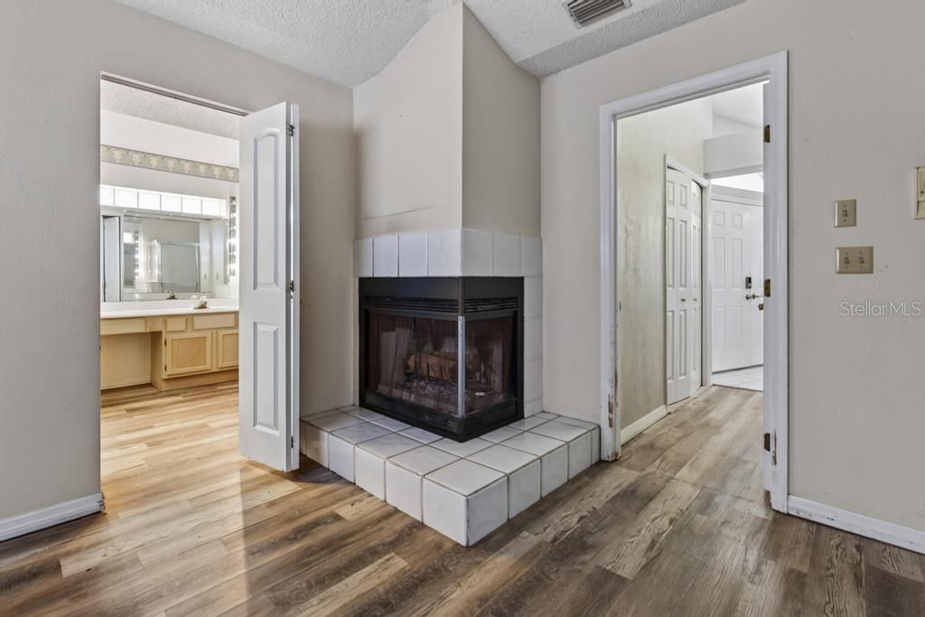 For Sale: $299,900 (3 beds, 2 baths, 2203 Square Feet)