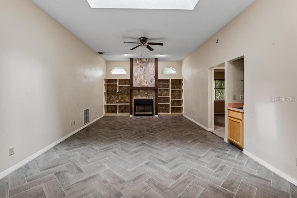 For Sale: $299,900 (3 beds, 2 baths, 2203 Square Feet)