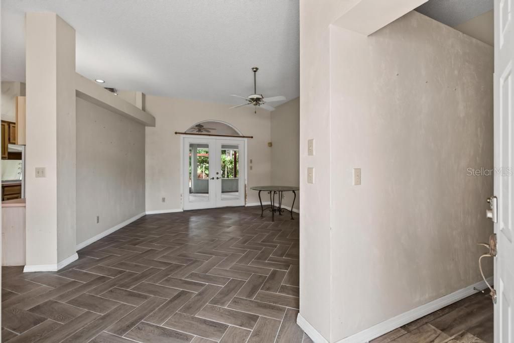 For Sale: $299,900 (3 beds, 2 baths, 2203 Square Feet)