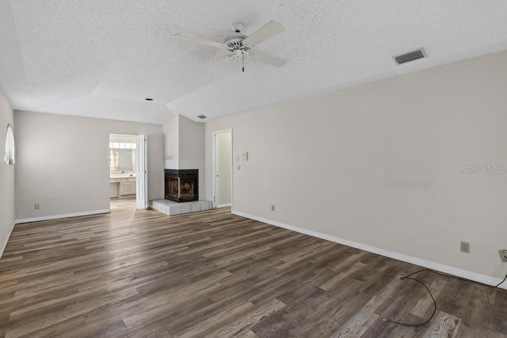 For Sale: $299,900 (3 beds, 2 baths, 2203 Square Feet)