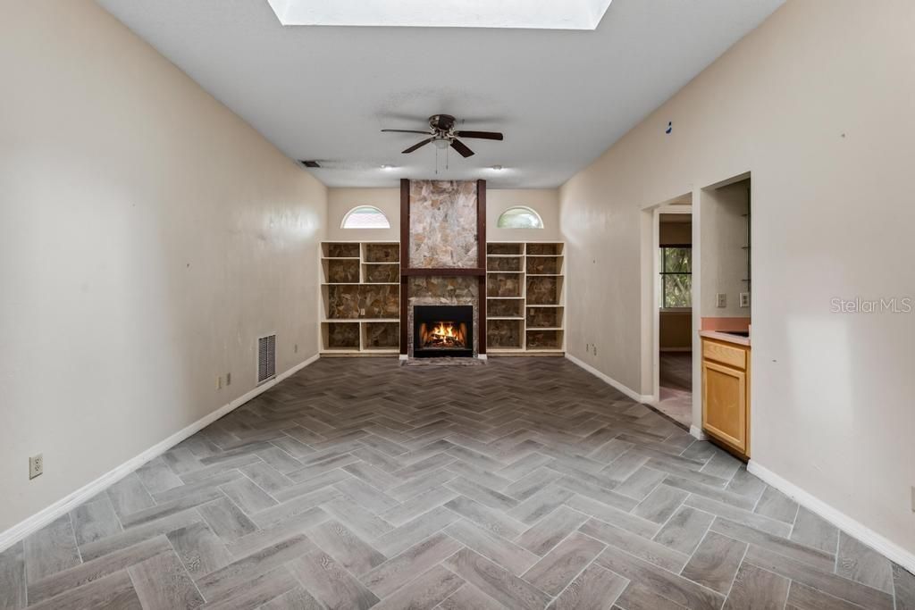 For Sale: $299,900 (3 beds, 2 baths, 2203 Square Feet)