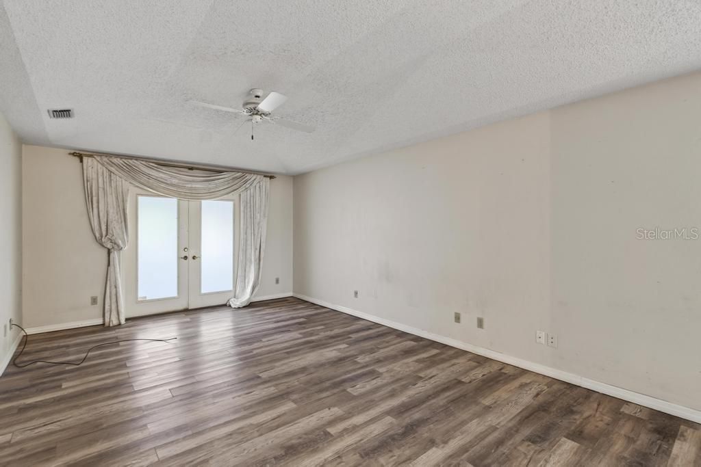For Sale: $299,900 (3 beds, 2 baths, 2203 Square Feet)