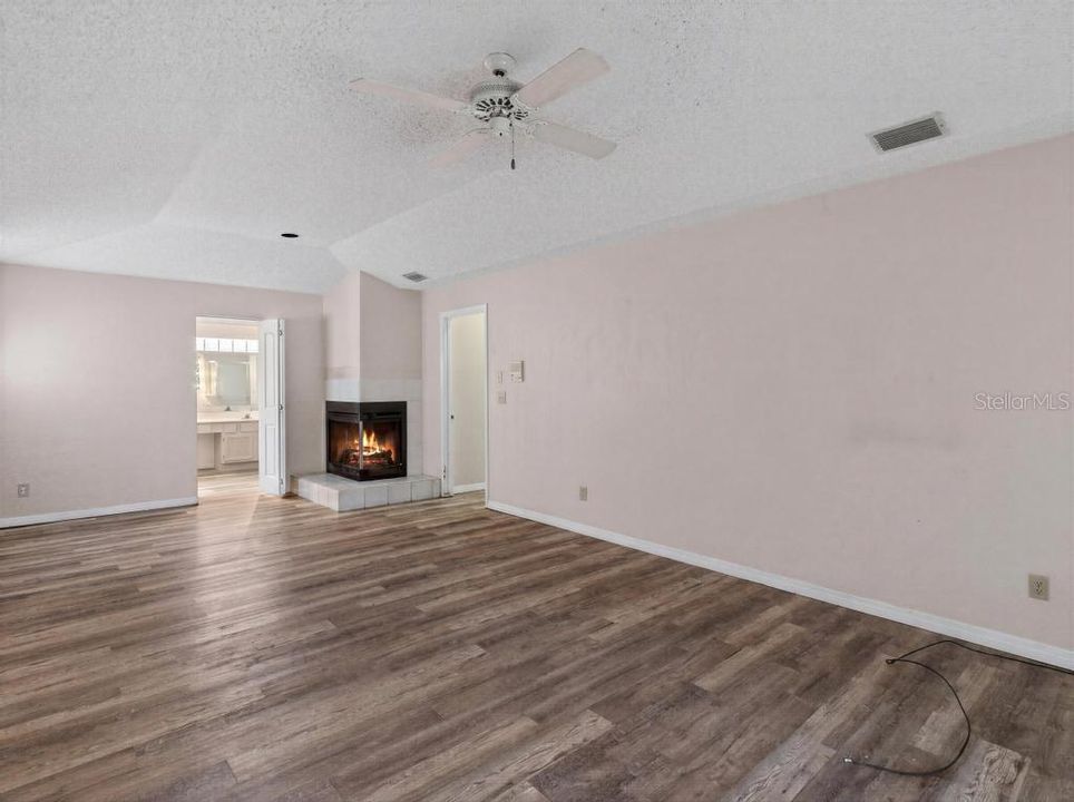 For Sale: $299,900 (3 beds, 2 baths, 2203 Square Feet)