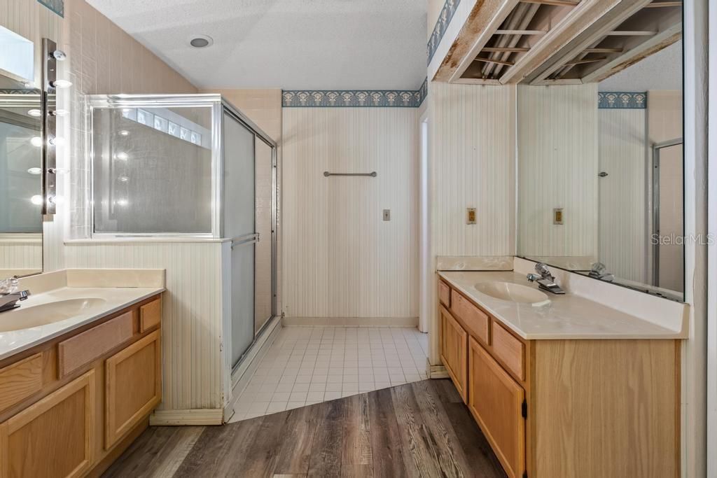For Sale: $299,900 (3 beds, 2 baths, 2203 Square Feet)