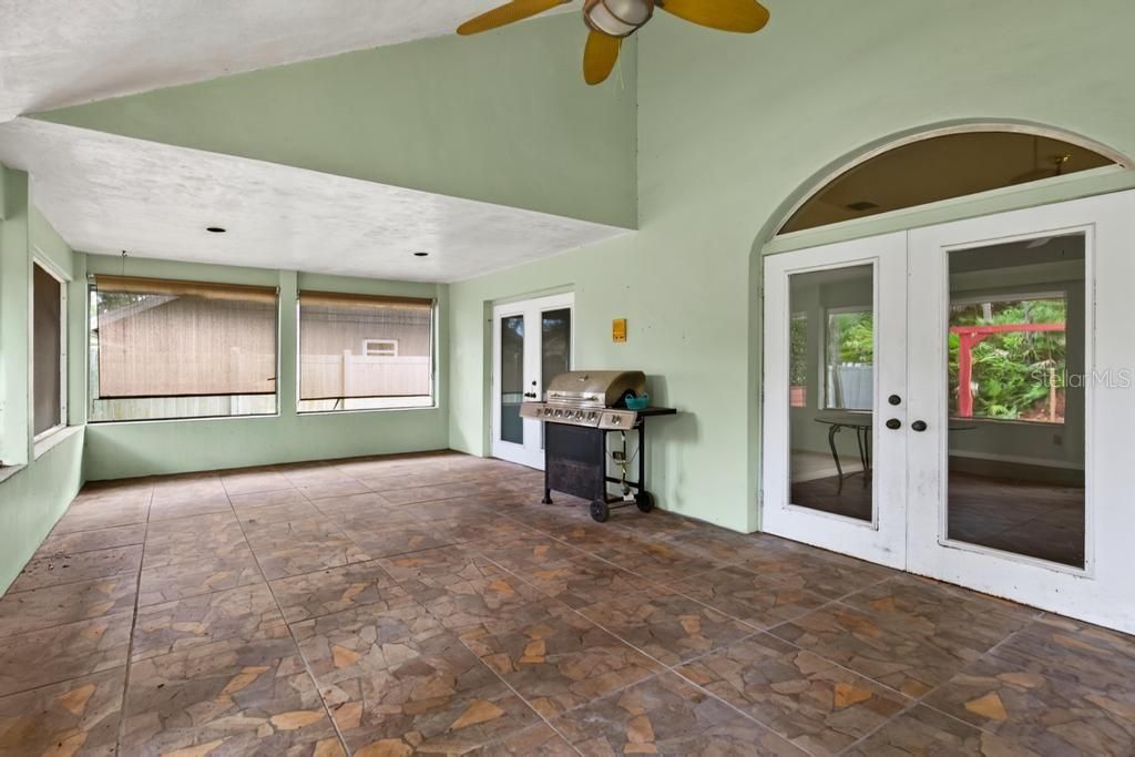 For Sale: $299,900 (3 beds, 2 baths, 2203 Square Feet)